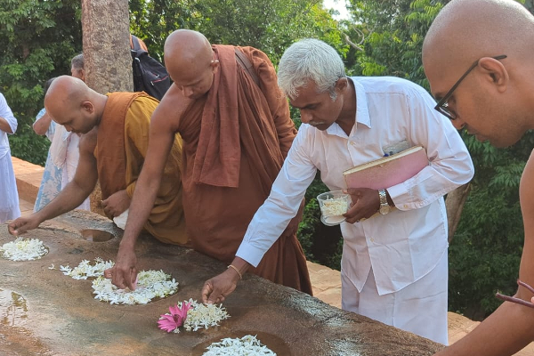 படையெடுக்கும் தென்னிலங்கை மக்கள்; பரபரப்பில் குருந்தூர் மலை! | Invading Southerners Kurundur Hill In Excitement