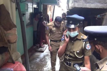 பெண் ஒருவரின் தங்க சங்கிலி அறுப்பு! ஐவர் கைது