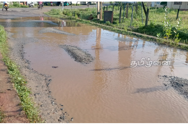 தண்ணீரூற்று சைவப் பாடசாலை வீதியில் போக்குவரத்துக்கு இடையூறு (Photos) | Thannirootru Saiva School