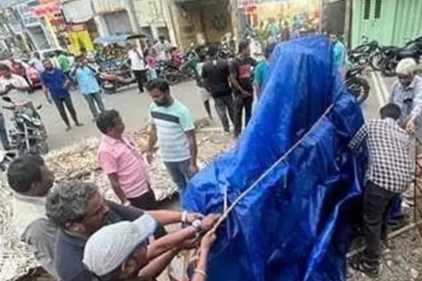 சரக்கு வாகனம் மோதியதில் பெரியார் சிலை சேதம்..! - தமிழ்நாடு