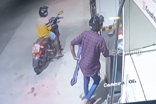 யாழில் நேற்றிரவு நடந்த பயங்கரம்..! துரத்தி துரத்தி வாள்வெட்டு (காணொளி) | Sword Attack Jaffna Area