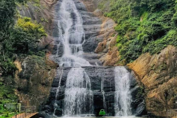 நீர்வீழ்ச்சியில் நீராடச்சென்ற ஒரே குடும்பத்தை சேர்ந்த மூவர் பரிதாபமாக பலி