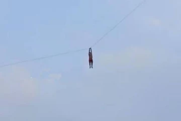 இலங்கையில்  40 அடி உயரத்தில் பட்டத்தின் கயிற்றில் தொங்கிய இளைஞன்...கைத்தட்டிய மகள்