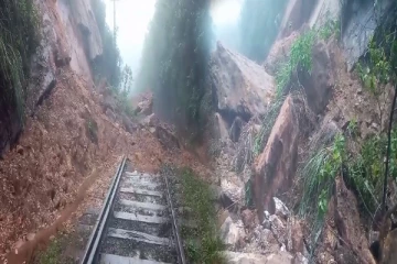 மலையக தொடருந்து சேவைகள் பாதிப்பு (Photos)