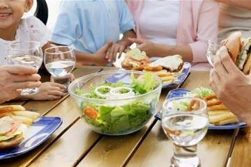 சாப்பிடும் போது தண்ணீர் குடிக்கலாமா? கூடாதா?