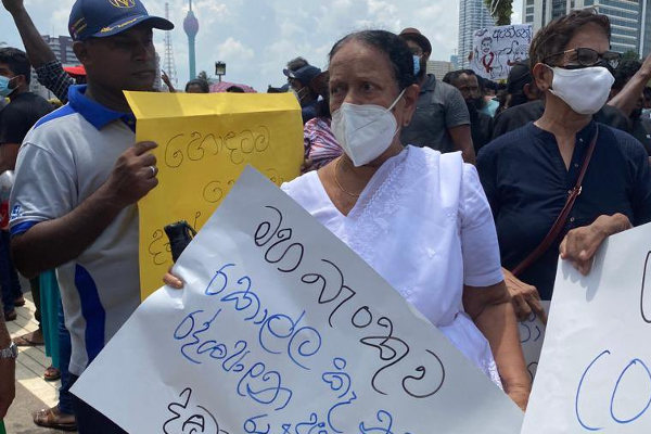 காலிமுகத் திடல் ஆர்ப்பாட்டத்தில் கலந்துக்கொண்ட பிரபல பாடகி நந்தா மாலினி(Photos) | Famous Singer Nanda Malini Participated Protest