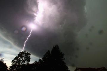 மின்னல் தாக்கி இருவர் வைத்தியசாலையில் அனுமதி!