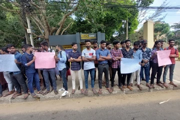வேலன் சுவாமிகளின் கைதைக் கண்டித்து பல்கலை மாணவர்கள் கவனயீர்ப்பு!