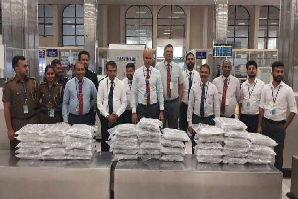 இந்தியாவின் இரண்டு பெண் ஆசிரியர்கள் உட்பட மூவர் கட்டுநாயக்காவில் கைது | Three Indians Arrested In Katunayake இந்தியாவின் இரண்டு பெண் ஆசிரியர்கள் உட்பட மூவர் கட்டுநாயக்காவில் கைது | Three Indians Arrested In Katunayake