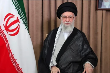 ஈரானை சுற்றிவளைக்கும் போர்க்கப்பல்கள் ; சுரங்கத்தில் பதுங்கினார் கமேனி