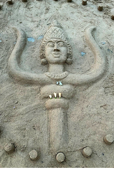 பிரதமர் ஹரிணி நல்லூரில் பார்த்து வியந்த மணல் சிற்பம்! | Pm Harini Was Amazed By The Nallur Sand Sculpture