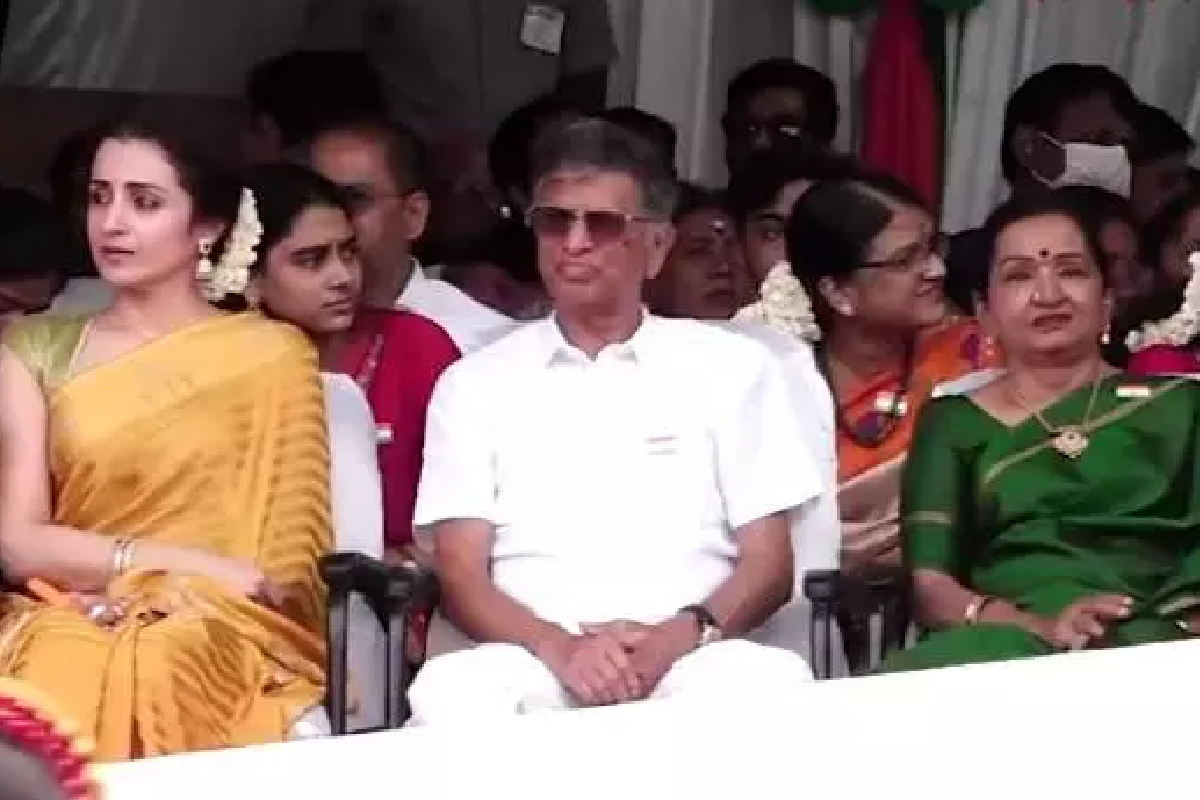 ත්රිෂාට මුල් අසුන දුන් විජේ - විජේ ත්රිෂා නිසා තමිල්නාඩුවම කැළඹෙයි - දික්කසාද නඩුව අයින් කරගත්තට වැඩක් නෑ වගේ | Trisha At Vijay Independence Day Event ත්රිෂාට මුල් අසුන දුන් විජේ - විජේ ත්රිෂා නිසා තමිල්නාඩුවම කැළඹෙයි - දික්කසාද නඩුව අයින් කරගත්තට වැඩක් නෑ වගේ | Trisha At Vijay Independence Day Event