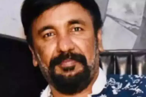 தூக்கிட்டு தற்கொலை செய்துகொண்ட முன்னணி தயாரிப்பாளர்.. அதிர்ச்சியில் திரையுலகம்! | Popular Producer Sucide In His Home தூக்கிட்டு தற்கொலை செய்துகொண்ட முன்னணி தயாரிப்பாளர்.. அதிர்ச்சியில் திரையுலகம்! | Popular Producer Sucide In His Home