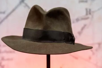 தொப்பி ஒன்று 6 இலட்சம் டொலருக்கு ஏலம்!