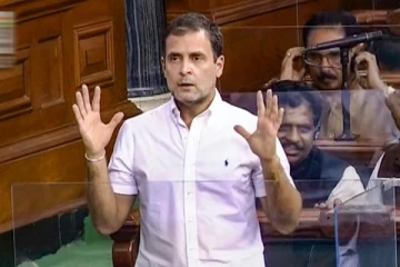 பாஜக பெண் எம்.பி.க்களுக்கு பிளையிங் கிஸ் கொடுத்த ராகுல்காந்தி!