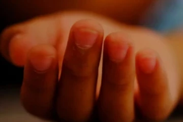 පාසල් සිසුවෙක් සියතින්ම වෙඩි තබා ගනියි.