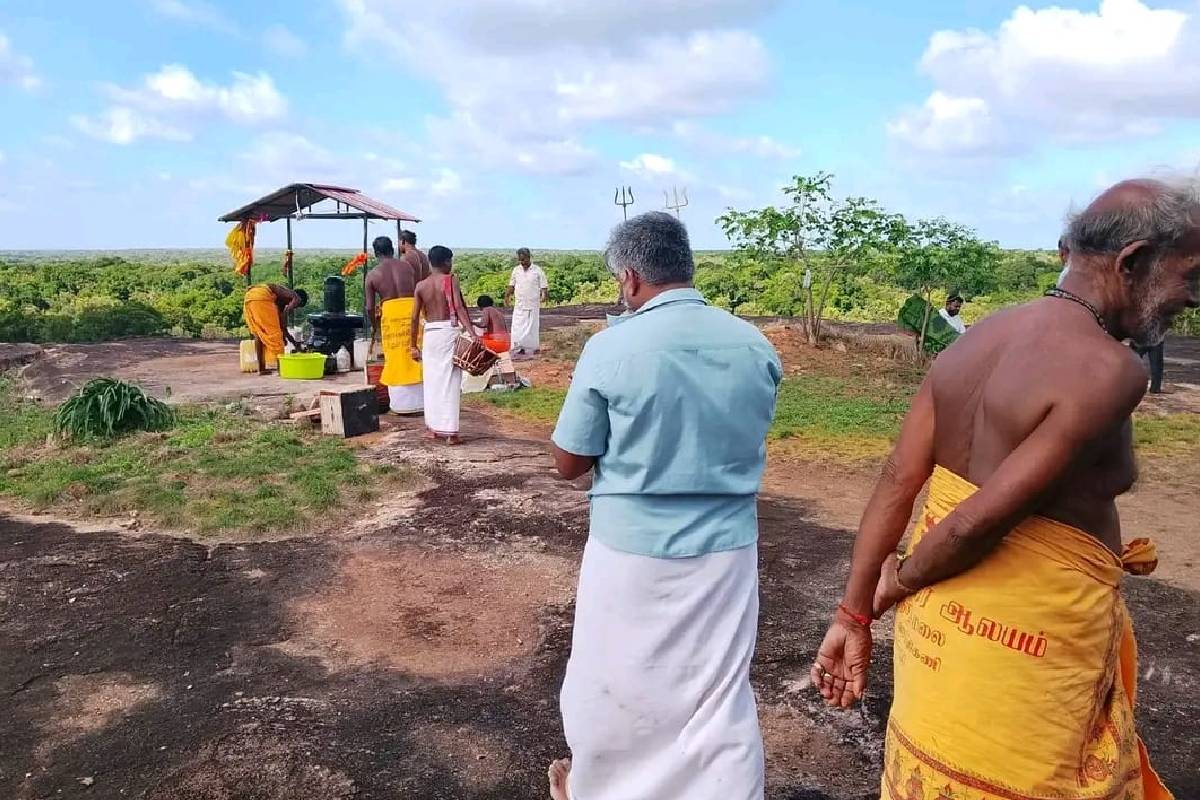 வெடுக்குநாறி மலையில் விசேட வழிபாடு : பலப்படுத்தப்பட்டுள்ள பாதுகாப்பு | Police Stf Deployed In Vedukkunarimalai Vavuniya வெடுக்குநாறி மலையில் விசேட வழிபாடு : பலப்படுத்தப்பட்டுள்ள பாதுகாப்பு | Police Stf Deployed In Vedukkunarimalai Vavuniya