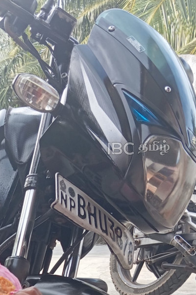 யாழில் பட்டப்பகலில் துணிகரம்: வீதியோரம் நிறுத்தப்பட்டிருந்த மோட்டார் சைக்கிள் திருட்டு | Motorbike Stolen In Jaffna Police Investigating