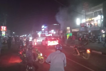 வவுனியாவில் திடீரென தீப்பற்றி எரிந்த உணவகம்: தீயணைப்பு பிரிவினர் கடும் போராட்டம்(Photos)