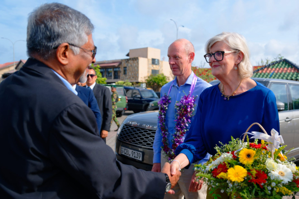 காலியில் கிரிக்கெட் விளையாடிய அவுஸ்திரேலிய ஆளுநர் | Australian Governor Played Cricket In Galle