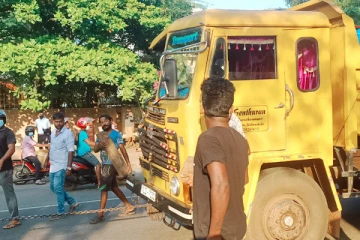 வவுனியாவில் இரு கனரக வாகனங்கள் ஒன்றுடன் ஒன்று மோதி விபத்து: ஒருவர் படுகாயம்(Photos)