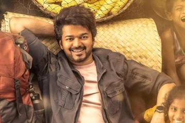 விமான நிலையத்தில் வித்தியசமான கெட்டப்-ல் காணப்பட்ட தளபதி விஜய் !