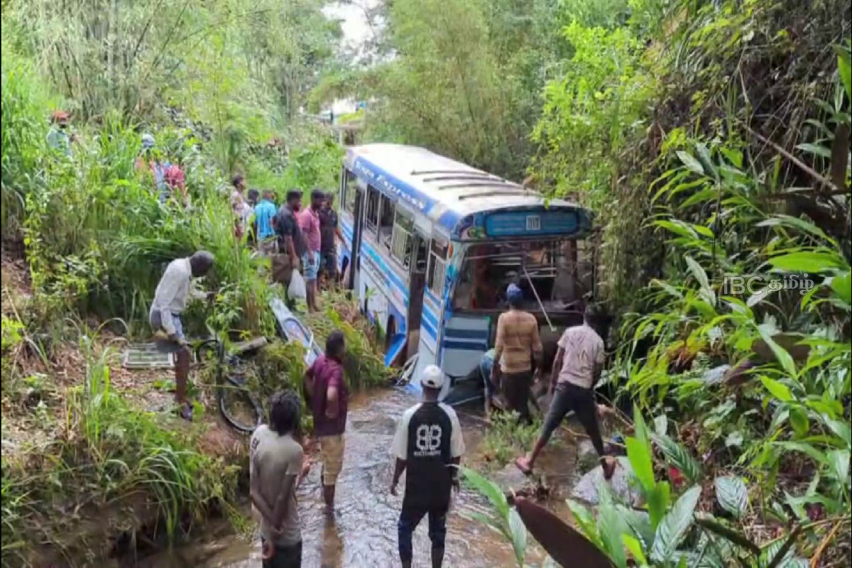 ஹட்டனில் பள்ளத்தில் கவிழ்ந்த பேருந்து! ஒருவர் பலி! 22 பேர் காயம் | Bus Accident In Hatton Up To 20 Injured