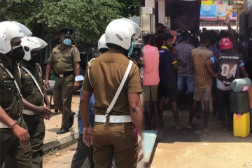 யாழ். எரிபொருள் நிலையத்தில் ஏற்பட்ட பதற்ற நிலை விரைந்த பொலிஸார்