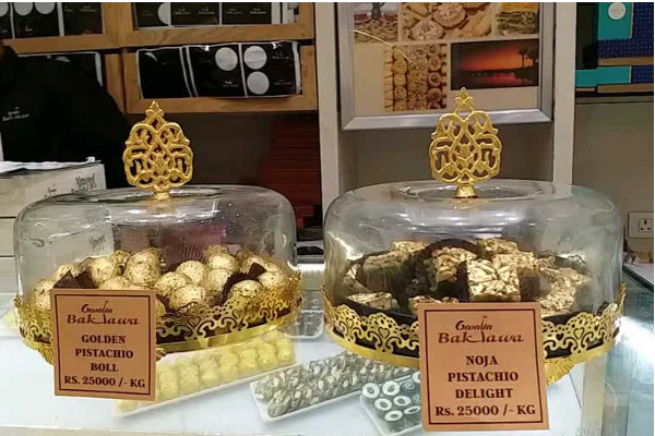 களைகட்டும் தீபாவளி: ஒரு கிலோ ஸ்வீட் 25 ஆயிரம்! அப்படியென்ன ஸ்பெஷல் | Expensive Sweets Price Of Rs 25000 Per Kg