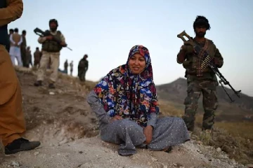 துப்பாக்கி ஏந்தவும் தயங்க மாட்டேன்: தலிபான்களை மிரட்டும் ஆப்கானின் முதல் பெண் ஆளுநர்