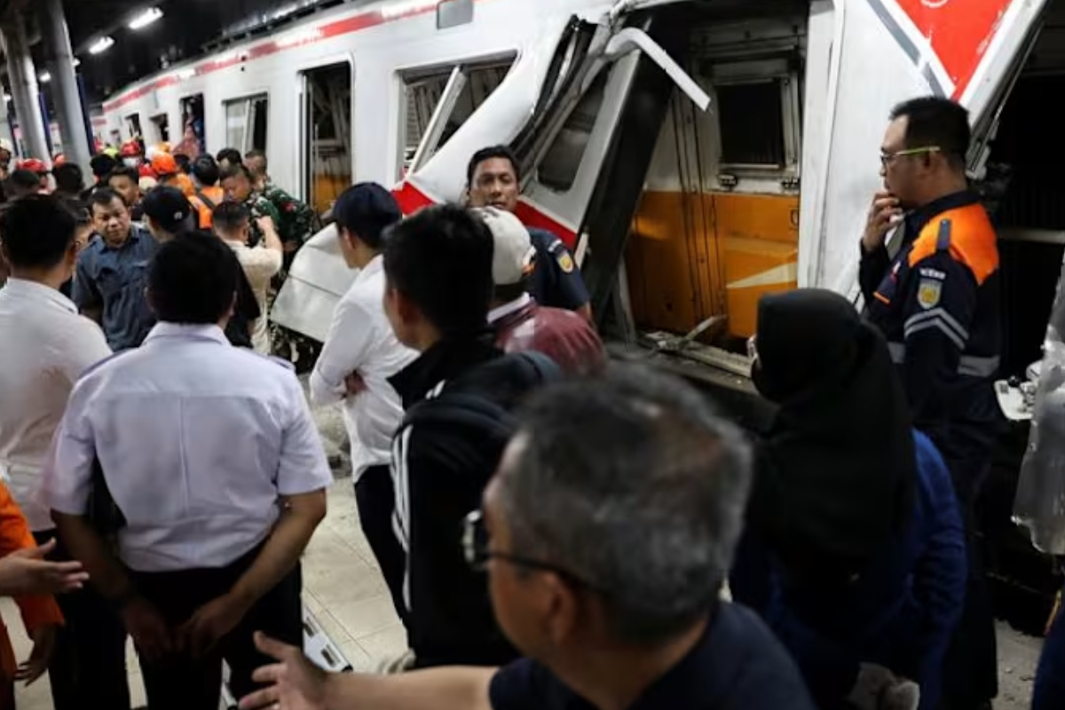 வெளிநாடொன்றில் இரு தொடருந்துகள் மோதி பயங்கர விபத்து : 14 பேர் உயிரிழப்பு | Train Crash Indonesia 14 Death