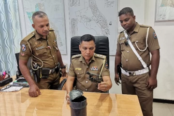 தமிழர் பகுதி கடற்கரையில் புதைத்து வைக்கப்பட்டிருந்த ரிவோல்வர் துப்பாக்கி மீட்பு