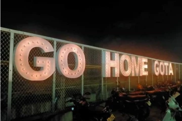 புத்தாண்டில் வண்ணமயமான விளக்குகளால் காட்சிப்படுத்தப்பட்டுள்ள GO HOME GOTA பெயர் பலகை (PHOTOS)