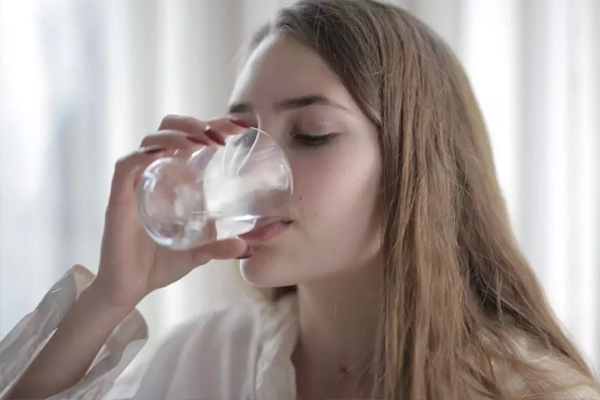 வெறும் வயிற்றில் சுடு தண்ணீர் குடித்துப் பாருங்க! ஏகப்பட்ட அதிசயத்தை உணர்வீங்க | Drink Hot Water In Empty Stomach Benefits