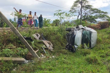 தமிழர் பகுதியில் அதிகாலையில் நேர்ந்த விபத்து ; மயிரிழையில் உயிர் தப்பிய தம்பதியினர்