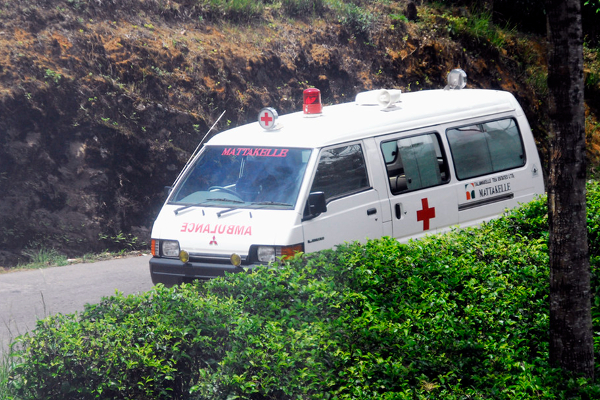 யாழில் நோயாளியுடன் நடுவழியில் நின்ற ஆம்புலன்ஸ்! | Ambulance Stopped In The Middle Road Jaffna