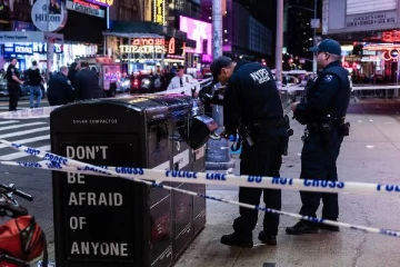 புத்தாண்டு கொண்டாட்டத்தில் டைம்ஸ் சதுக்கத்தில் நடந்த கத்திக்குத்து: பொலிஸார் விசாரணை