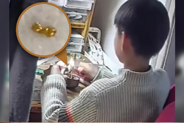 அம்மாவின் தங்க சங்கிலியை துண்டு துண்டாக வெட்டிய சிறுவன் - ஏன் தெரியுமா? | Son Gifts Mother Gold Chain In China அம்மாவின் தங்க சங்கிலியை துண்டு துண்டாக வெட்டிய சிறுவன் - ஏன் தெரியுமா? | Son Gifts Mother Gold Chain In China