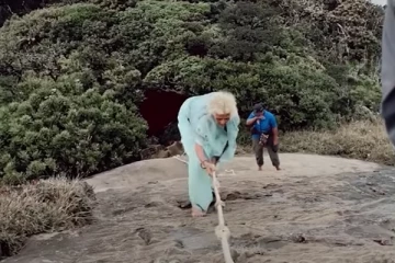 High Heels அணிந்து கடற்கரையோரம் பெண் செய்த சாகசம்!