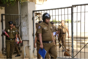 யாழில் அதிரடி படையினரால் கைது செய்யப்பட்ட பொலிஸ் அதிகாரிகள்