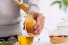 தேனை ஒருபோதும் இந்த பொருட்களுடன் சேர்க்ககூடாது! உயிருக்கே உலை வைக்குமாம்