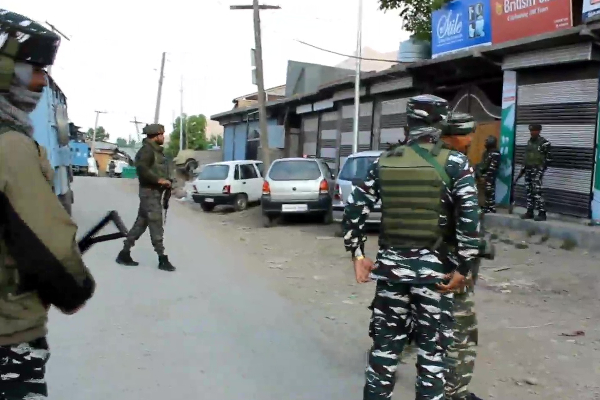 ஜம்மு-காஷ்மீர் : பாதுகாப்புப் படையினர் நடத்திய என்கவுன்டரில் லஷ்கர்-இ-தொய்பா தளபதி சுட்டுக் கொலை! - தமிழ்நாடு
