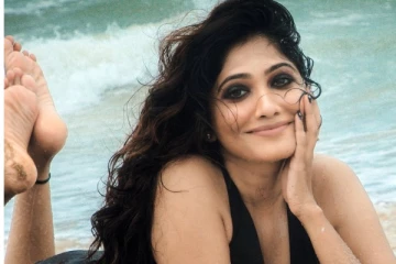 பிக் பாஸ் ஜூலியின் காதலர் இவர் தானா.. முத்தம் கொடுக்க சென்ற ஜூலி.. வீடியோவை பாருங்க