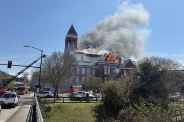 வரலாற்றுச் சிறப்புமிக்க ஜோர்ஜியா நீதிமன்றக் கட்டடத்தில் பாரிய தீ விபத்து