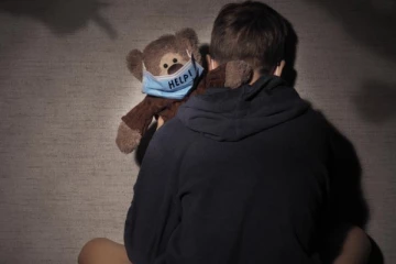 அமெரிக்காவில் மாணவர்களுக்கு பணம், போதைப்பொருள் கொடுத்து பாலியல் அத்துமீறல்