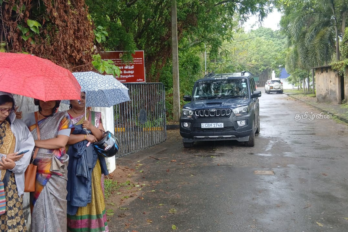 வடக்கில் முறையற்ற ஆசிரிய இடமாற்றம் - ஆளுநர் அலுவலகம் முன்பாக கொட்டும் மழையில் போராட்டம் | Improper Teacher Transfers North Protest வடக்கில் முறையற்ற ஆசிரிய இடமாற்றம் - ஆளுநர் அலுவலகம் முன்பாக கொட்டும் மழையில் போராட்டம் | Improper Teacher Transfers North Protest