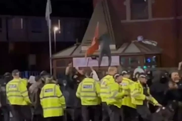 இரு மதக் குழுக்களுக்கிடையில் ஏற்பட்டுள்ள மோதல்: 15 பேர் கைது-உலக செய்திகள்