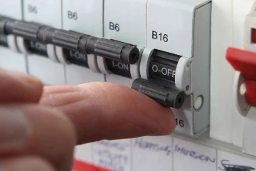 மின்சாரத்தை துண்டிக்க சென்ற ஊழியர்கள்; அடைத்து வைத்து அச்சுறுத்தல்!