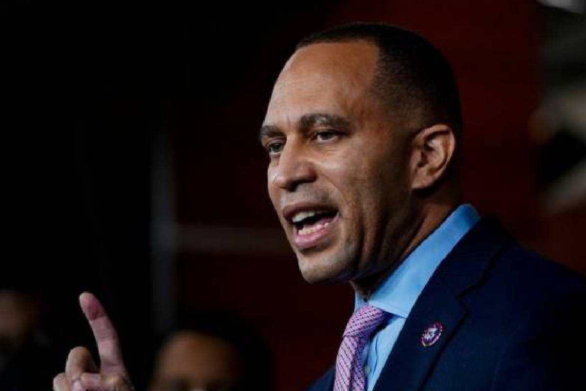 ட்ரம்ப்பின் பொறுப்பற்ற போர்: அமெரிக்க ஜனநாயகக் கட்சித் தலைவர் ஹக்கீம் ஜெப்ரீஸ் கண்டனம்! | Hakeem Jeffries Condemns Iran Us War