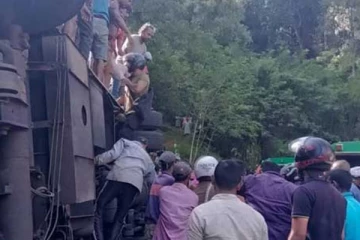 பல்கலைக்கழக பேரூந்து கவிழ்ந்ததில் இரு மாணவிகள் பலி; 35 பேர் காயம்